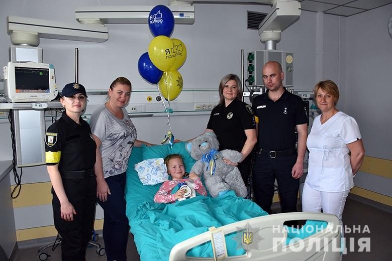 Киевские полицейские накануне Дня защиты детей посетили 8-летнюю Машу в Киевском городском центре сердца