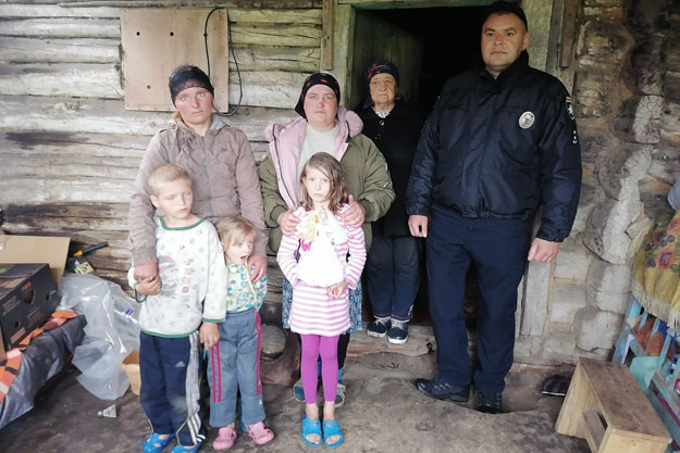В селе Сидоровичи Киевской области военные РФ убили родителей нескольких детей. Полицейские навестили пострадавшие семьи