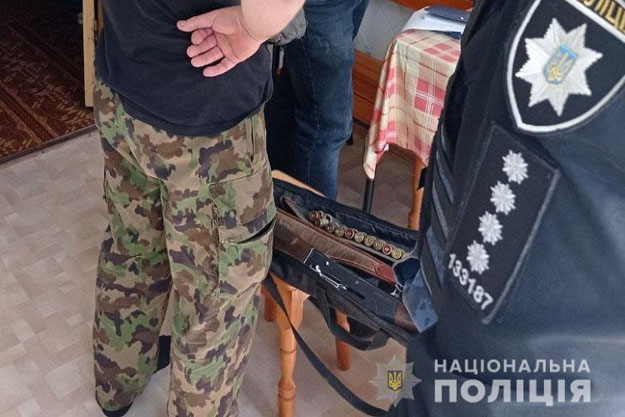 Киевские полицейские отобрали огнестрельное оружие у мужчины, совершавшему домашнее насилие