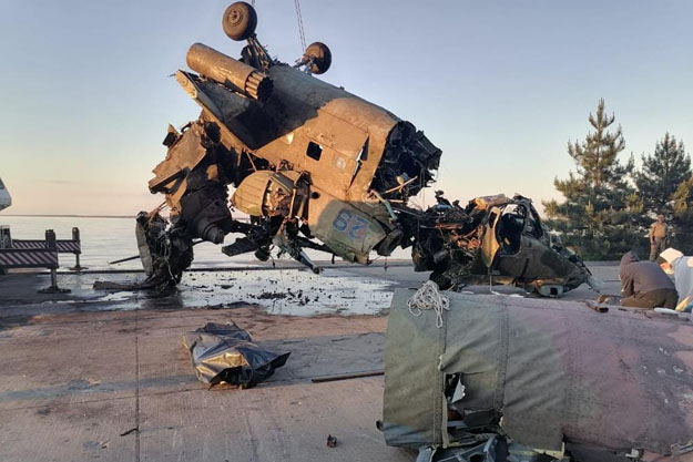 Из Киевского водохранилища достали сбитый вертолет РФ