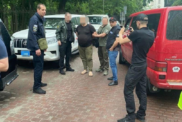 В Киеве правоохранители разоблачили мужчину, который организовывал незаконное пересечение границы