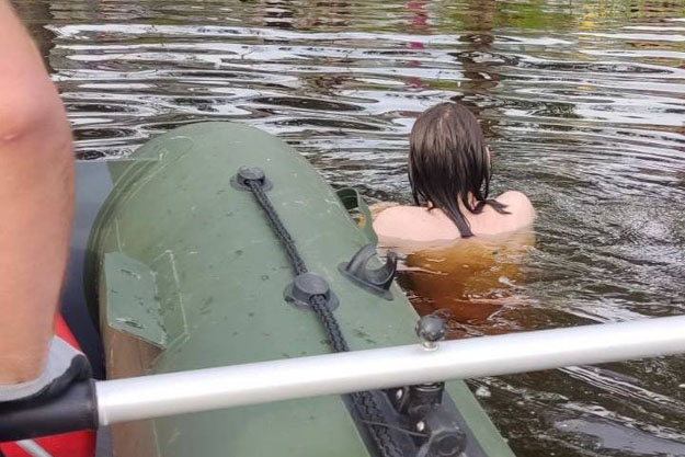 В Днепровском районе Киеве спасли человека, который тонул в реке