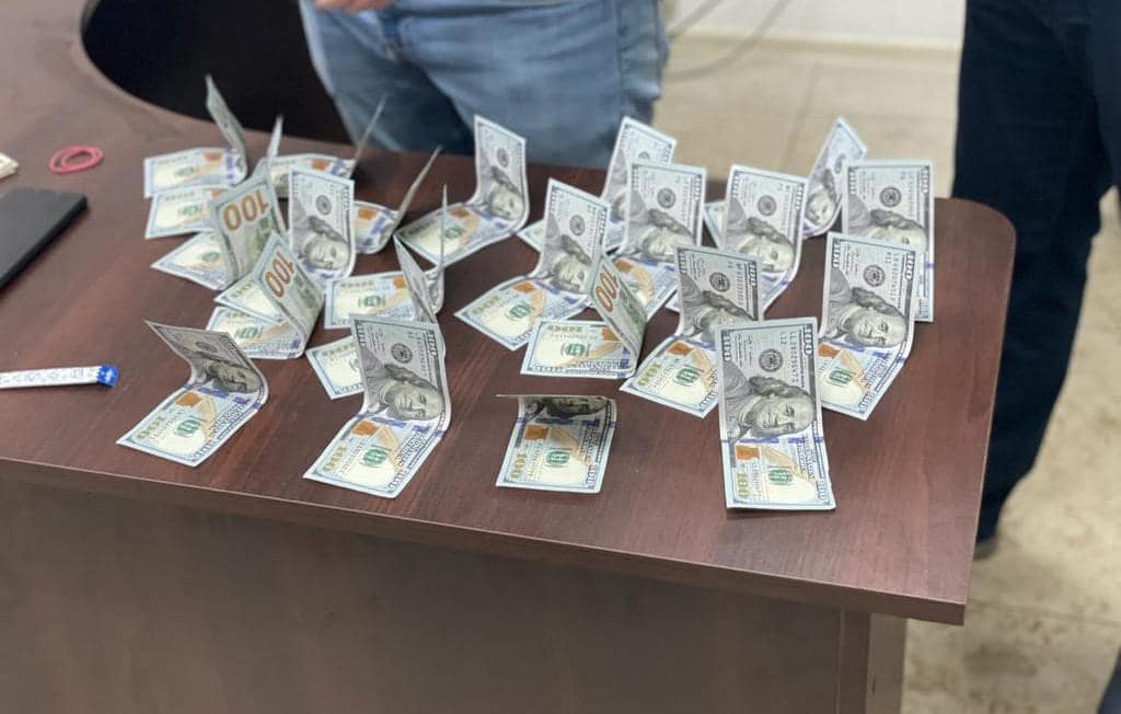 В Киеве на скамье подсудимых окажутся судья и адвокат за вымогательство взятки в размере 6 тысяч долларов