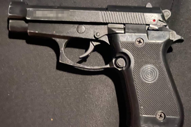 В Киевской области полицейские изъяли пистолет у водителя автомобиля 