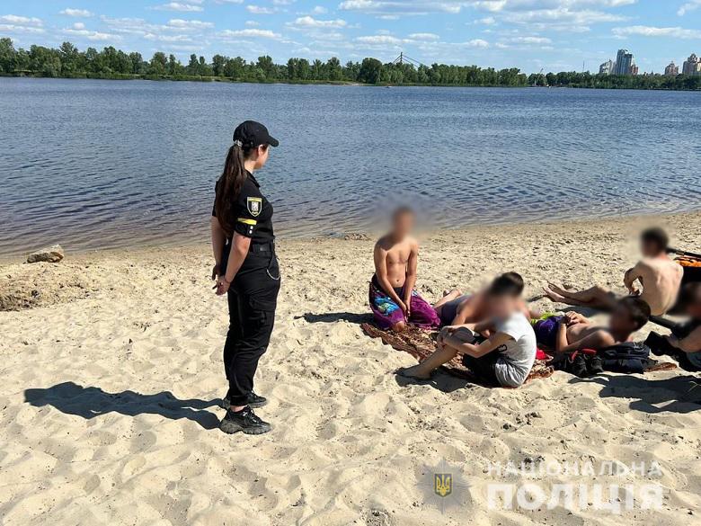 Киевские полицейские провели рейды по столичным пляжам