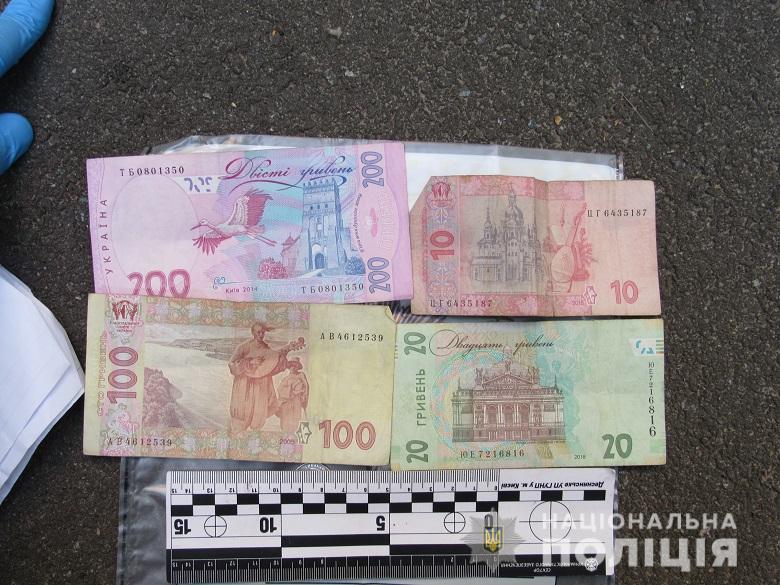 В Киеве на Лесном массиве ограбили невнимательного прохожего, который пересчитывал деньги на улице