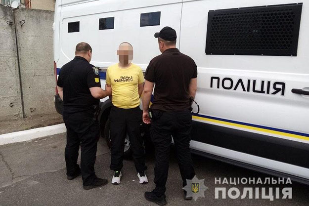 В Киеве на Троещине патрульные проявили повышенную бдительность и рассмотрели в случайном прохожем торговца наркотиками