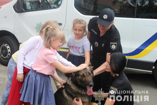В Киеве полицейские кинологами посетили воспитанников альтернативной школы (фото)