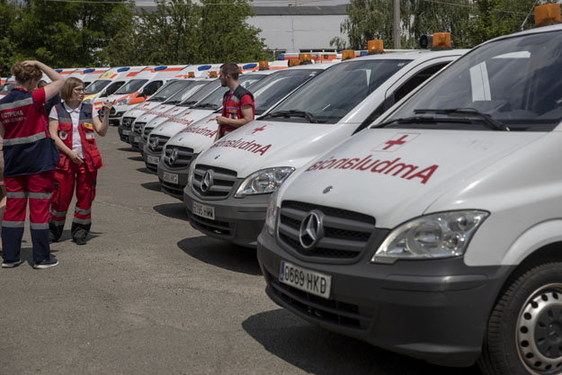 Киев получил 17 автомобилей скорой помощи от партнеров