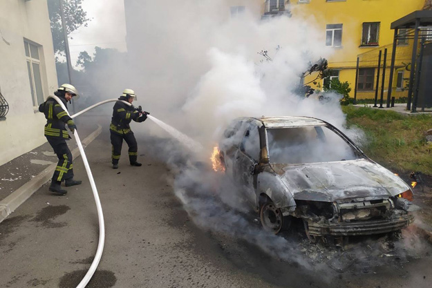 В Киеве сгорел автомобиль, припаркованный около жилого дома (фото)