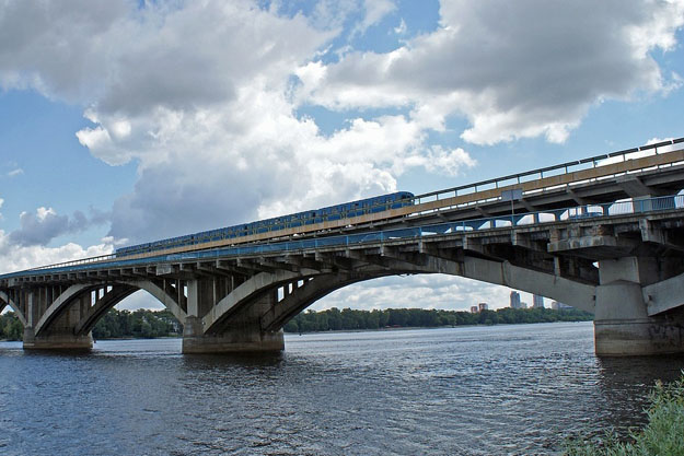 В Киеве открыли движение через мост Метро и мост Патона