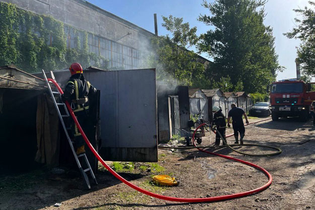 В Шевченковском районе Киева загорелся гараж