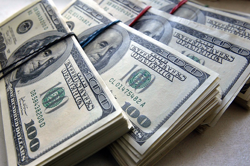 В Киеве валютный махинатор обменял 60 тысяч долларов на сувенирные гривны. Суд вынес приговор