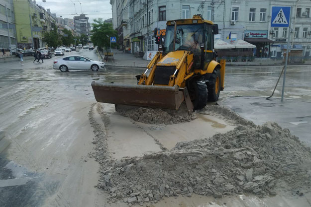 В Киеве на улице Петлюры частично ограничено движение транспорта