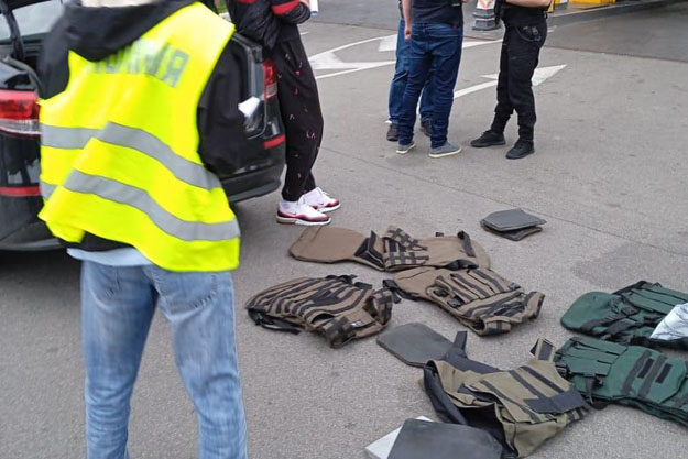 В Киеве приезжий продавал волонтерам некачественные бронежилеты для армии