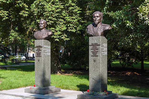 В Киеве могут снести несколько десятков памятников