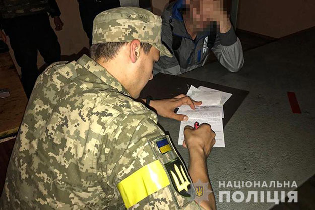 В ночных клубах Киева вручают повестки в военкоматы (видео)