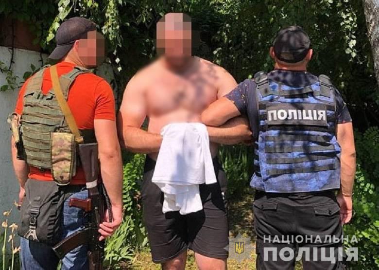 Киевские полицейские задержали грабителя, который на улице вымогал у трех женщин по 200 гривен