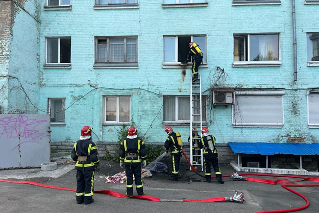 В Киеве во время тушения пожара спасли 15 человек