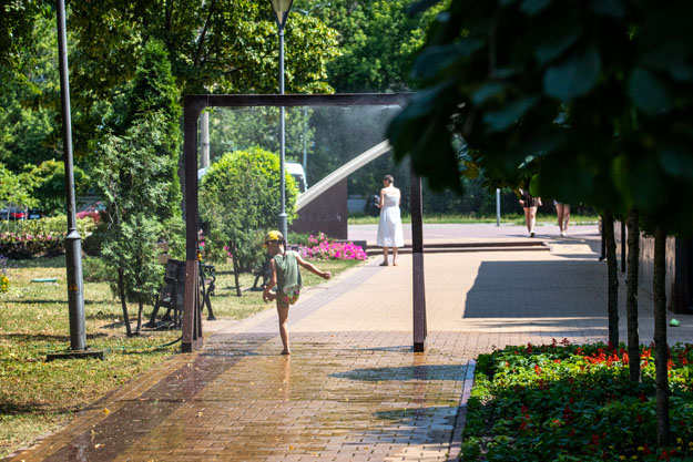 В киевских парках и скверах установили рамки-распылители