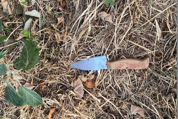 В Киеве на улице вооруженный ножом налетчик ограбил пенсионера