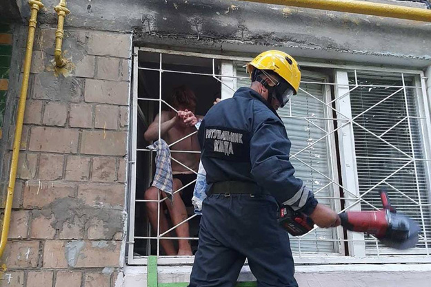 В Киеве подросток пытался сбежать из дома и застрял в оконной решетке. Потребовалась помощь спасателей