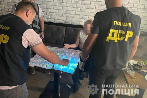 Киевские полицейские задержали чиновника при получении взятки в размере 10 тысяч гривен