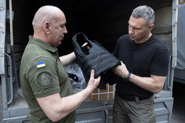 Виталий Кличко передал нацгвардейцам 1200 бронежилетов (фото)
