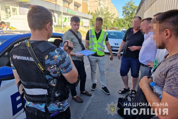 В Киеве местный таксист занимался продажей наркотиков (видео)