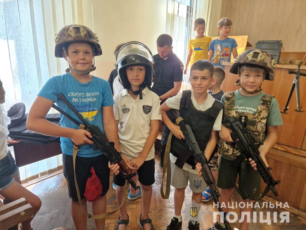 В Киеве полицейские учили детей обращению с оружием (фото)