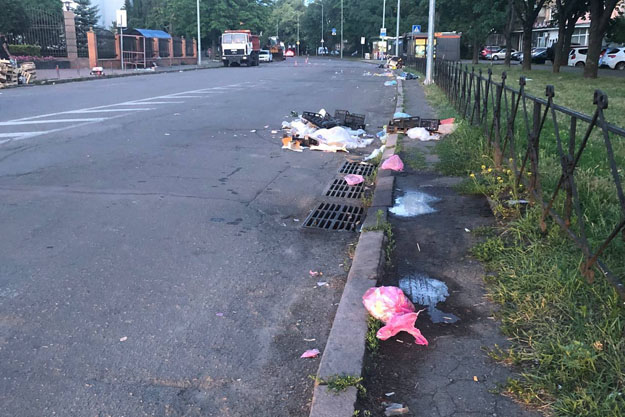 Гідрослужби Києва продовжують щоденно очищати системи дощової каналізації і закликають не захаращувати решітки зливостоків сміттям