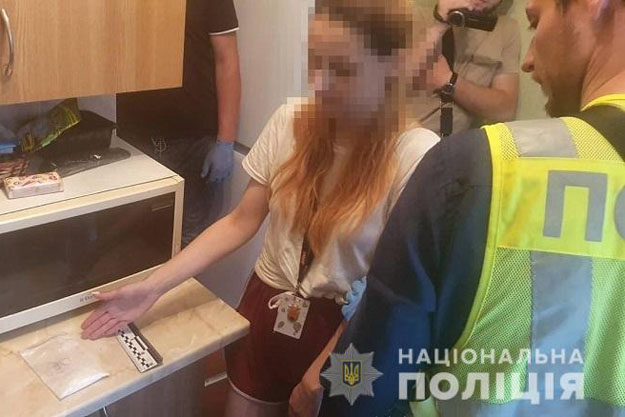 В Києві патруль зупинив перехожу для перевірки і виявив шість пакетів з амфетаміном