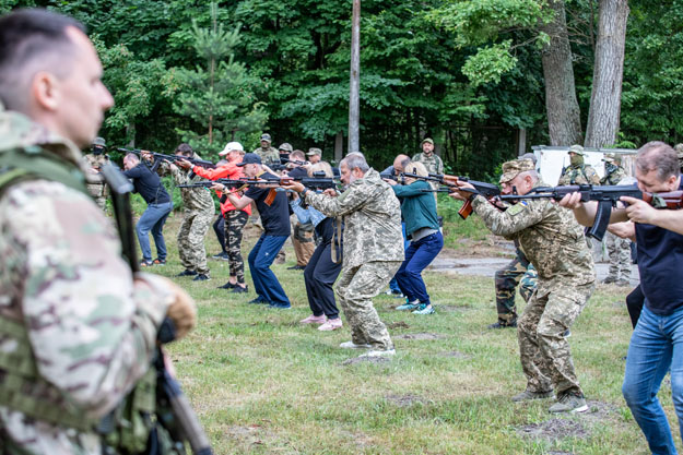 В Киеве приступили к оборонительным занятиям с гражданским населением. Первыми приняли участие почти 100 госслужащих (фото)
