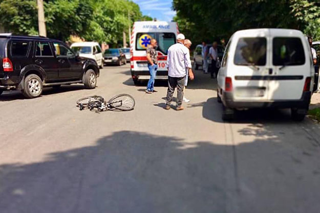 Под Киевом подросток на велосипеды попал под колеса легковушки и оказался в больнице.