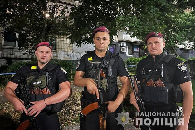 В Шевченковском районе Киева патруль остановил подозрительного мужчину, который оказался наркоторговцем