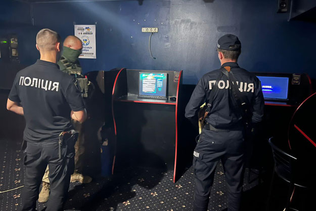 В Киевской области действовали 12 подпольных игорных заведений. Полиция провела спецоперацию (видео)