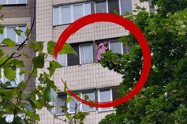 В Киеве пожилая женщина пыталась совершить самоубийство. Полицейские проявили мастерство по ведению переговоров