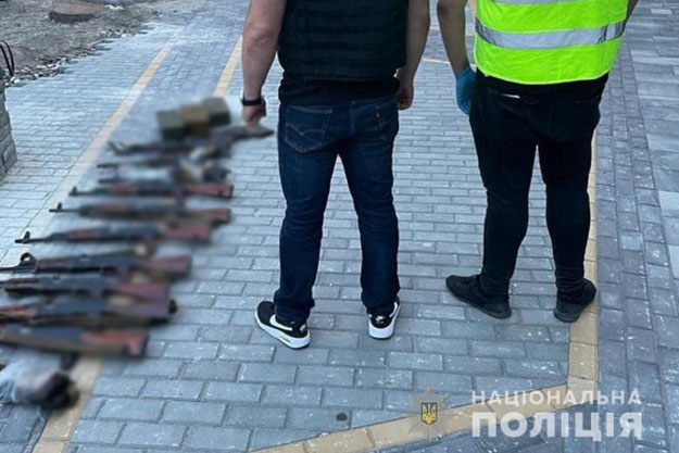 В Києві у торговців зброєю вилучили 13 автоматів
