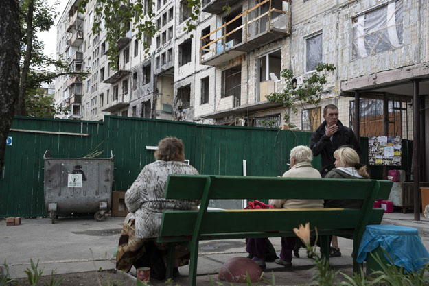 В Киеве на Оболони проводятся работы по восстановлению поврежденного в результате ракетного обстрела жилого дома (фото)