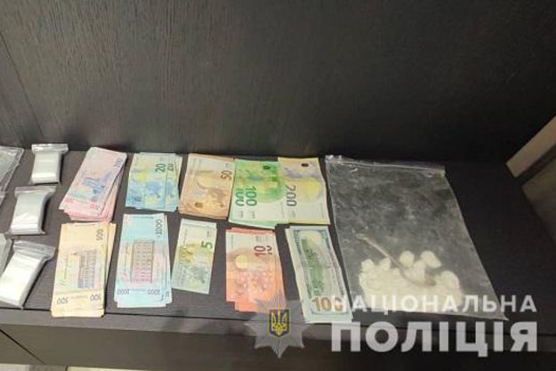 Киевские правоохранители изъяли у наркосбытчика кокаин на сумму 500 тысяч гривен (видео)