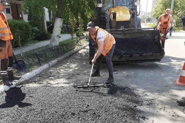 В Киевской области продолжается ликвидация ям на дорогах