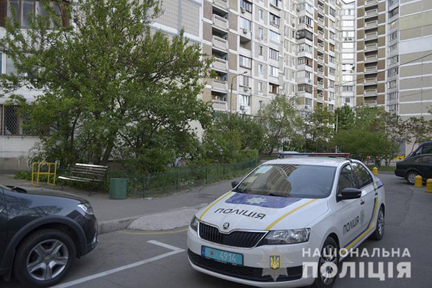 В Киеве двое ранее судимых граждан ограбили в подъезде жителя Дарницкого района. Подозреваемым грозит до 15-ти лет лишения свободы