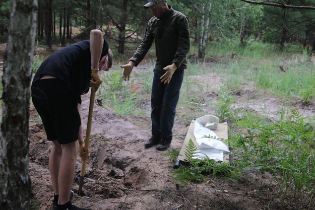 В Бучанському районі поліціянти знайшли тіло мирного мешканця, вбитого військовими РФ (фото)