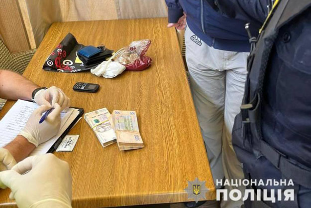 В Киеве бывший народный депутат потребовал взятку в размере 10 тысяч долларов США. Подозреваемый был задержан во время получения денег