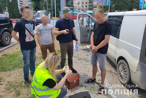 Київські поліціянти викрили двох зловмисників, які організували канал незаконного перетину кордону. Кримінальна послуга коштувала 10 тисяч гривень