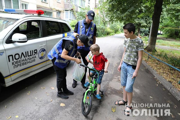 В Киеве ювенальные полицейские посетили семью, которая в результате обстрелов со стороны войск РФ потеряла жилье