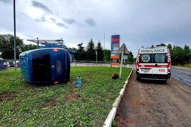 В Киевской области перевернулась легковушка Volksvagen. Пассажирка получила травмы