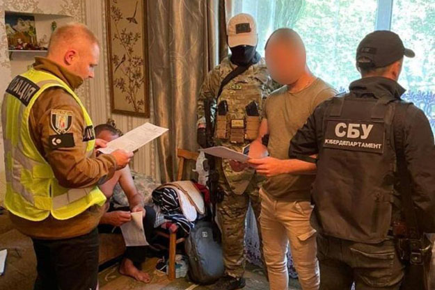 В Києві волонтер привласнив гроші,  зібрані для потреб ЗСУ. Аферисту  загрожує до семи років тюремного ув’язнення (відео)