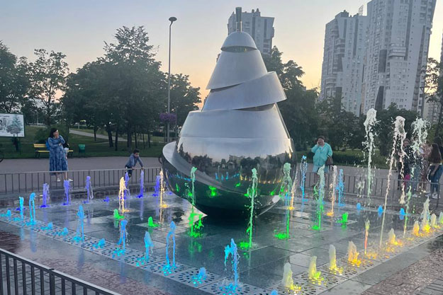 У Дарницькому районі Києва у парку “Позняки” після капітального ремонту запрацював фонтан “Груша”