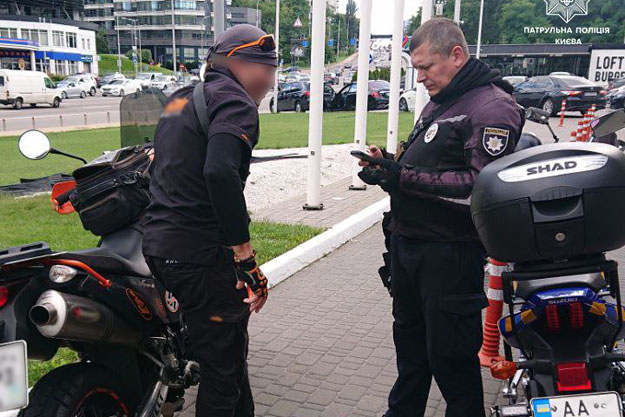 Київські патрульні виявили мотоцикліста, який порушив ПДР та надав документи з ознаками підробки